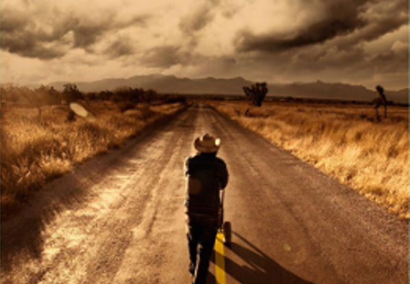 Viajante Solitário em Estrada Deserta sob Céu Tempestuoso