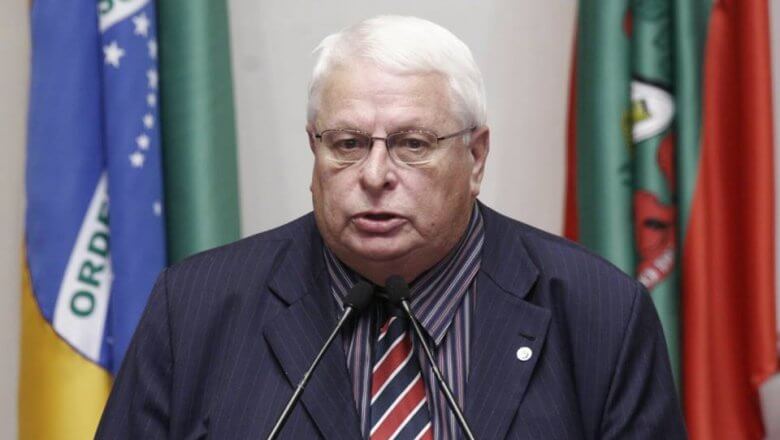 Homem em Discurso Formal com Bandeiras Brasileiras