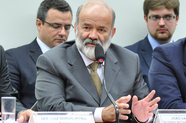Deputado Luiz Sérgio discursa em audiência parlamentar.
