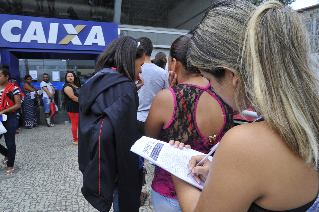 Fila na Caixa: Cidadãos acessando serviços e direitos.