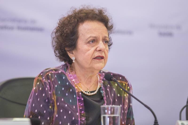 Líder Feminina em Discurso Público sobre Direitos Humanos