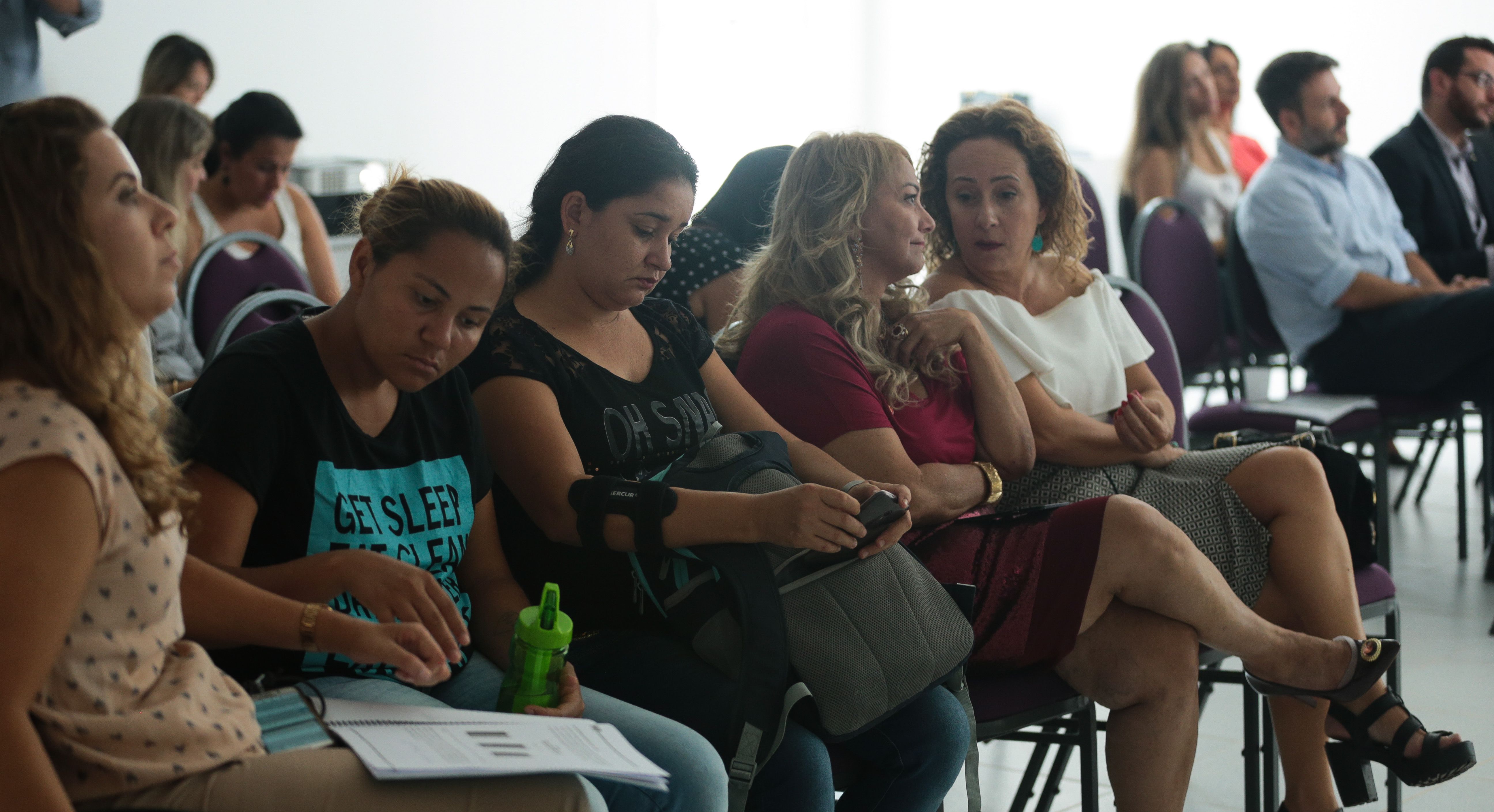Público Atento em Evento de Formação e Diálogo