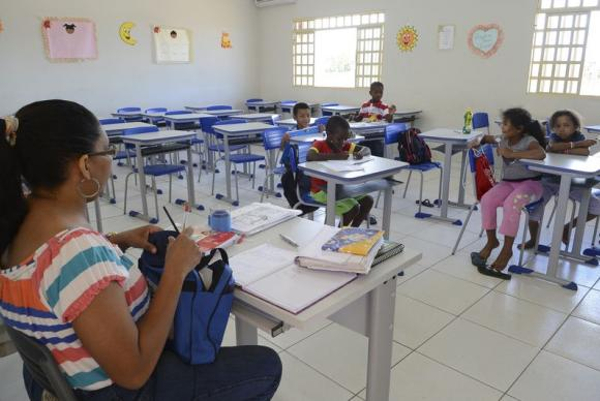 Educação Infantil: Professora e Crianças em Sala de Aula