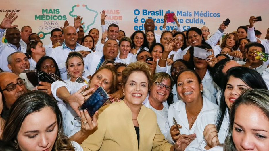 Dilma Rousseff Rodeada por Médicos e Sorrisos no Mais Médicos