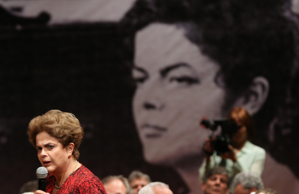 Dilma Rousseff em Discurso com Imagem Simbólica