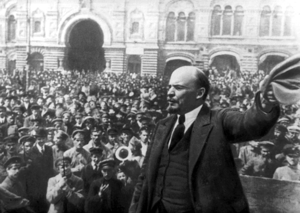 Lenin Discursa para Multidão: Voz da Revolução
