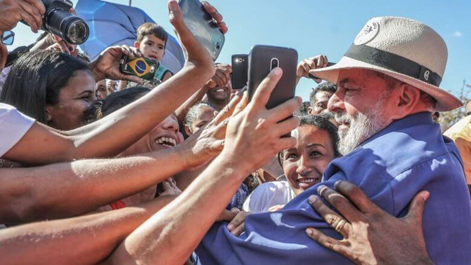 Lula e o povo: Um abraço de apoio popular