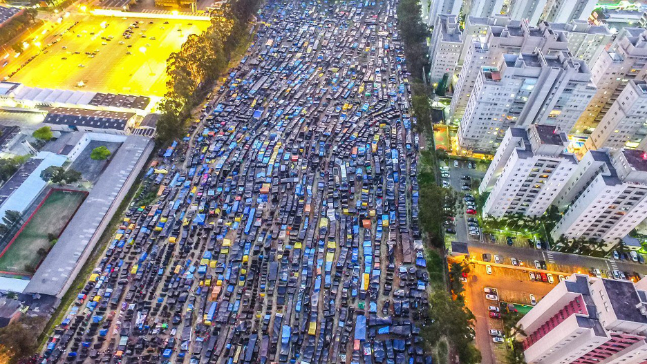 Moradia Precária em Contraste Urbano: Desigualdade na Metrópole