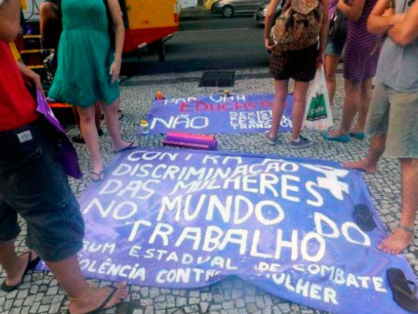 Mulheres em Protesto: Contra Discriminação e Violência no Trabalho