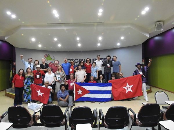 Militantes celebram evento com bandeiras de Cuba e PT