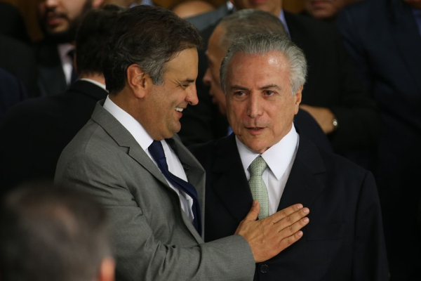Temer e Aécio: Diálogo Político Próximo e Risonho