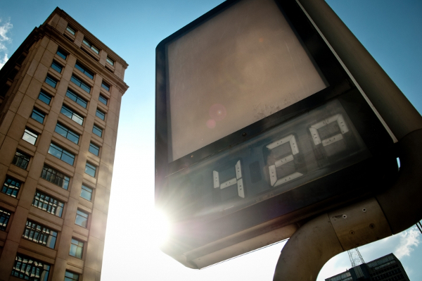 Relógio Digital em Cenário Urbano com Luz Solar Intensa