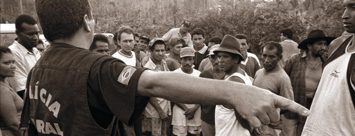 Polícia Federal e comunidade em área rural