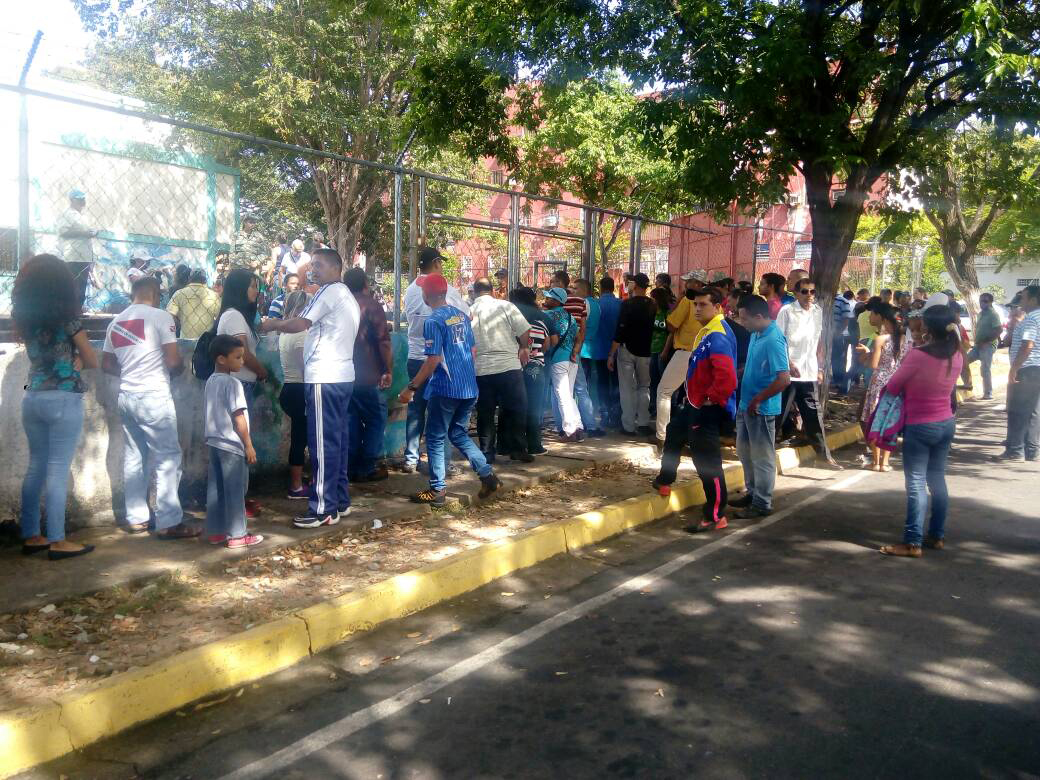 Fila de Pessoas: Espera e Vida Pública