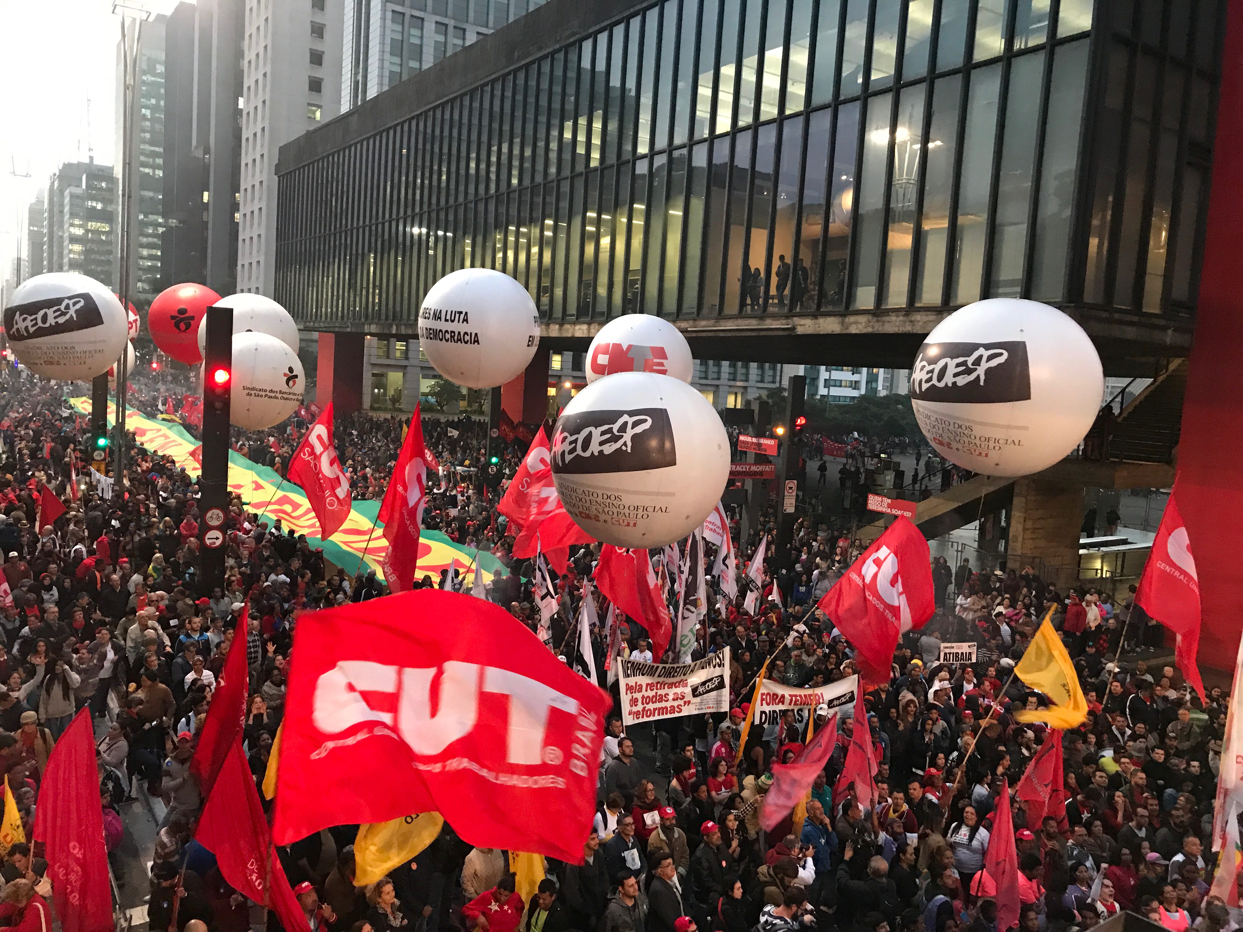Multidão em Protesto por Direitos e Democracia