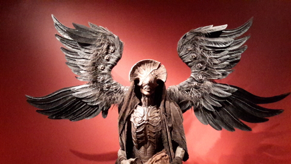 Seraphim Sombrio: Mistério Alado em Fundo Vermelho