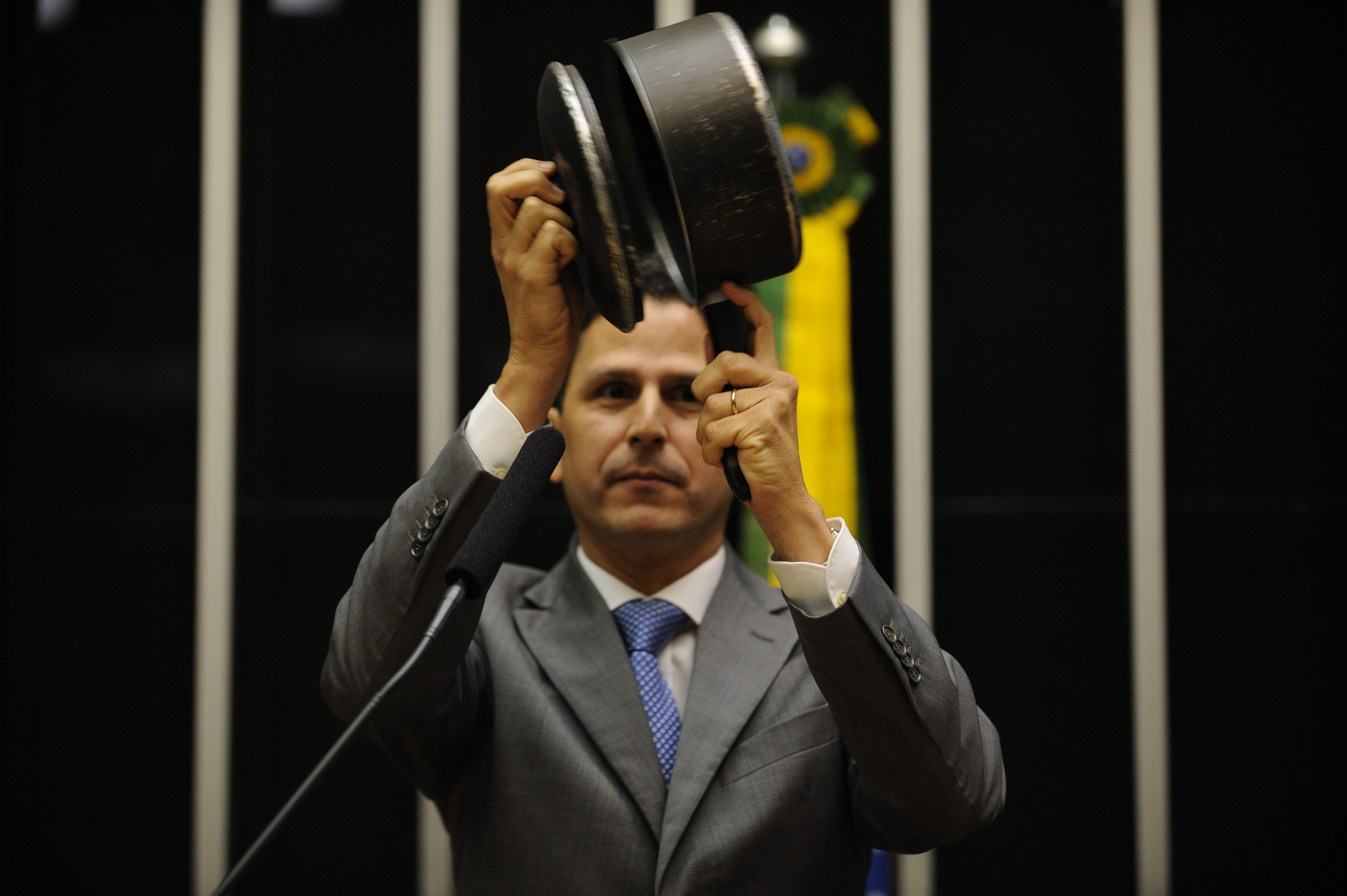 Panelaço: Protesto Cívico em Contexto Político Brasileiro