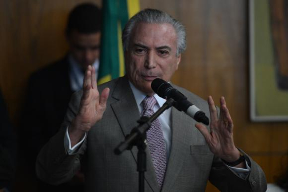 Michel Temer Discursando com Gesto Enérgico em Evento