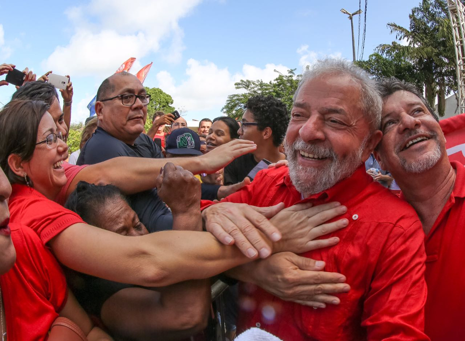 Lula entre o povo: Alegria e apoio em evento popular
