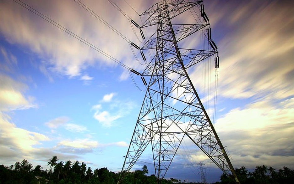 Torre de Transmissão de Energia Elétrica sob Céu Dinâmico