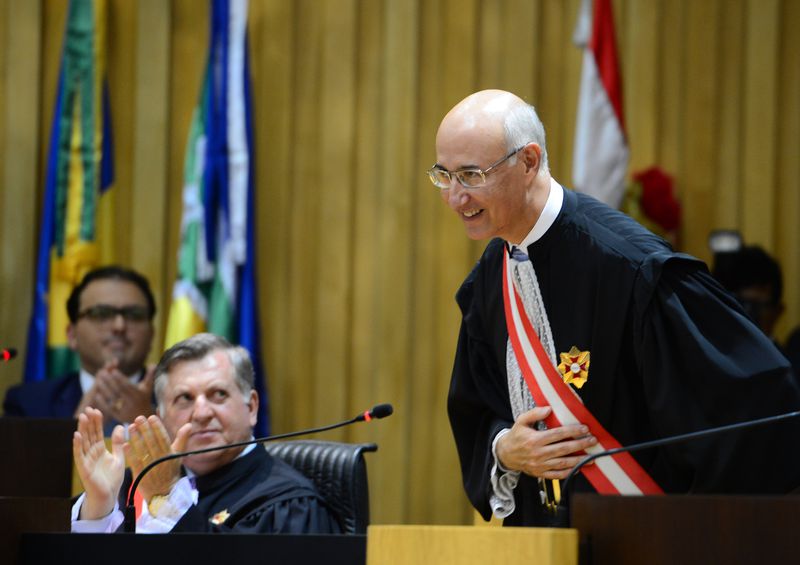 Magistrado é aplaudido em cerimônia solene