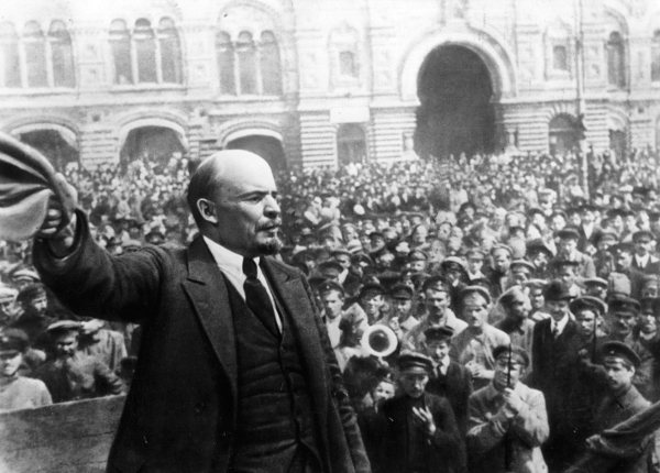 Lenin discursa para a multidão em momento histórico.