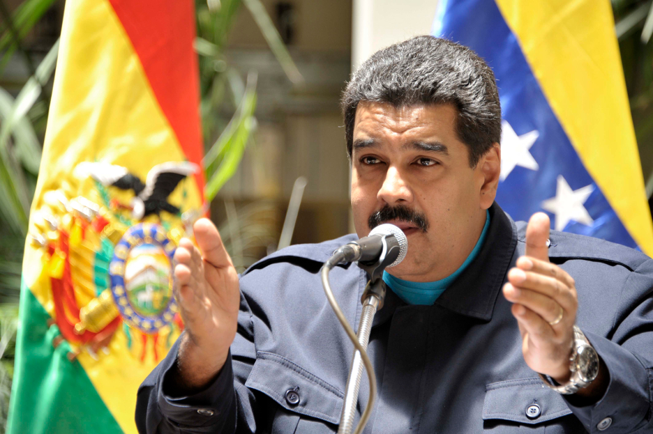 Nicolás Maduro discursa com bandeiras de Venezuela e Bolívia