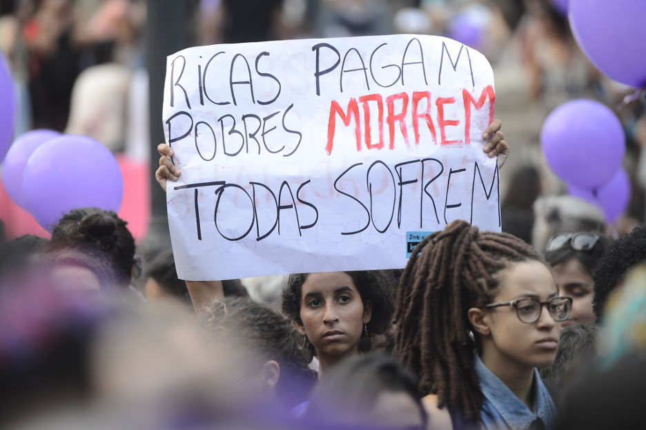 Mulheres protestam: Ricas pagam, pobres morrem, todas sofrem.