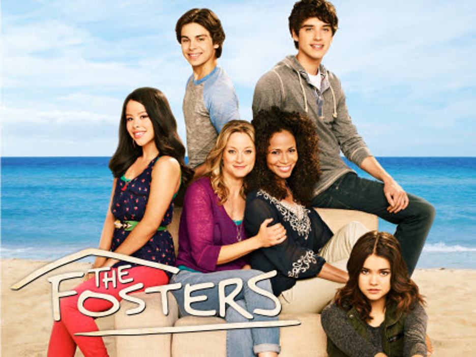 Cartaz da série The Fosters: Família e Diversidade na Praia