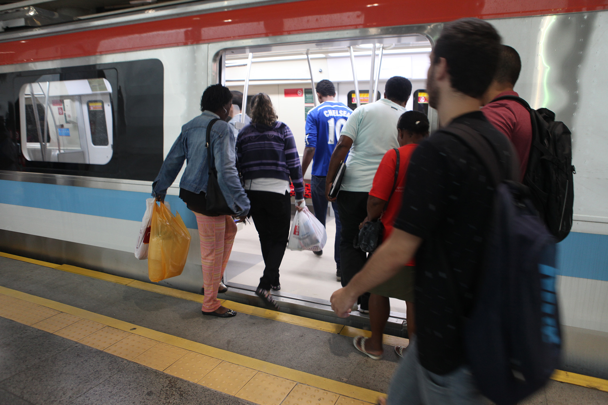 Movimento Urbano: Pessoas Embarcando no Metrô