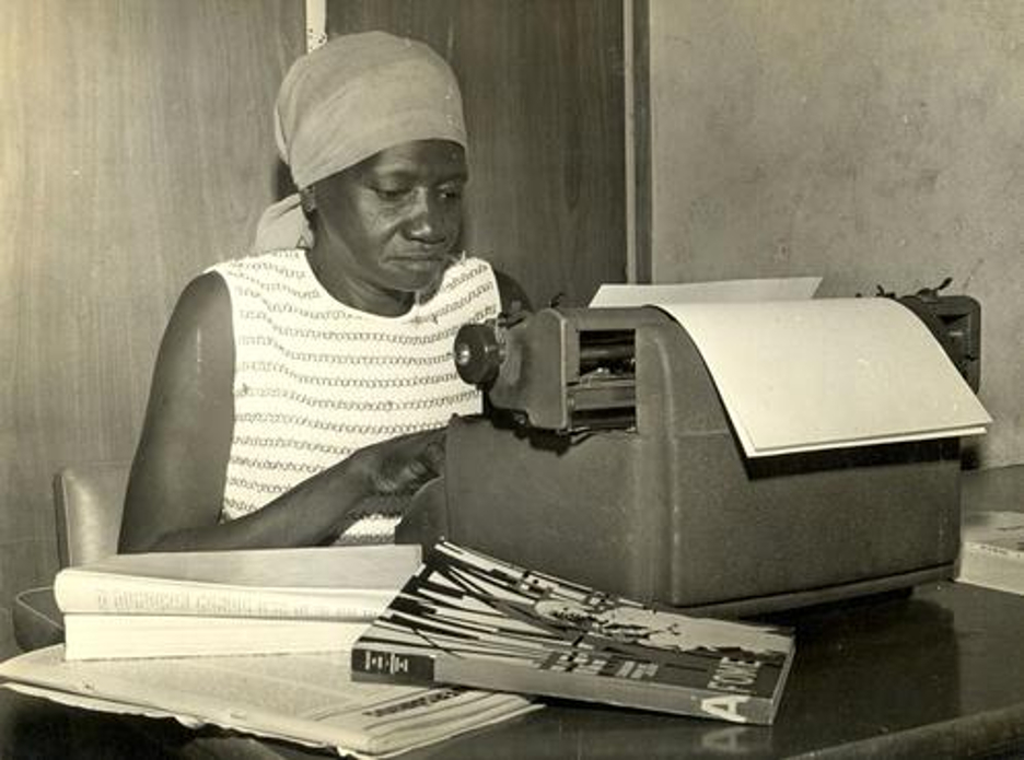 Mulher Negra Datilografando: Foco e Determinação