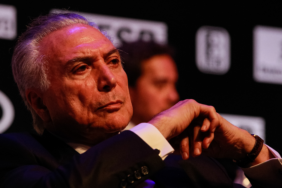 Líder Político em Reflexão Profunda Durante Evento Formal