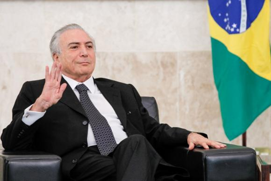 Michel Temer: Gesto Oficial com Bandeira Brasileira