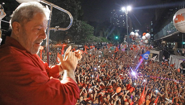 Lula em comício: multidão em festa, esperança.