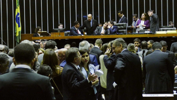 Parlamentares em Discussão no Congresso Nacional Brasileiro
