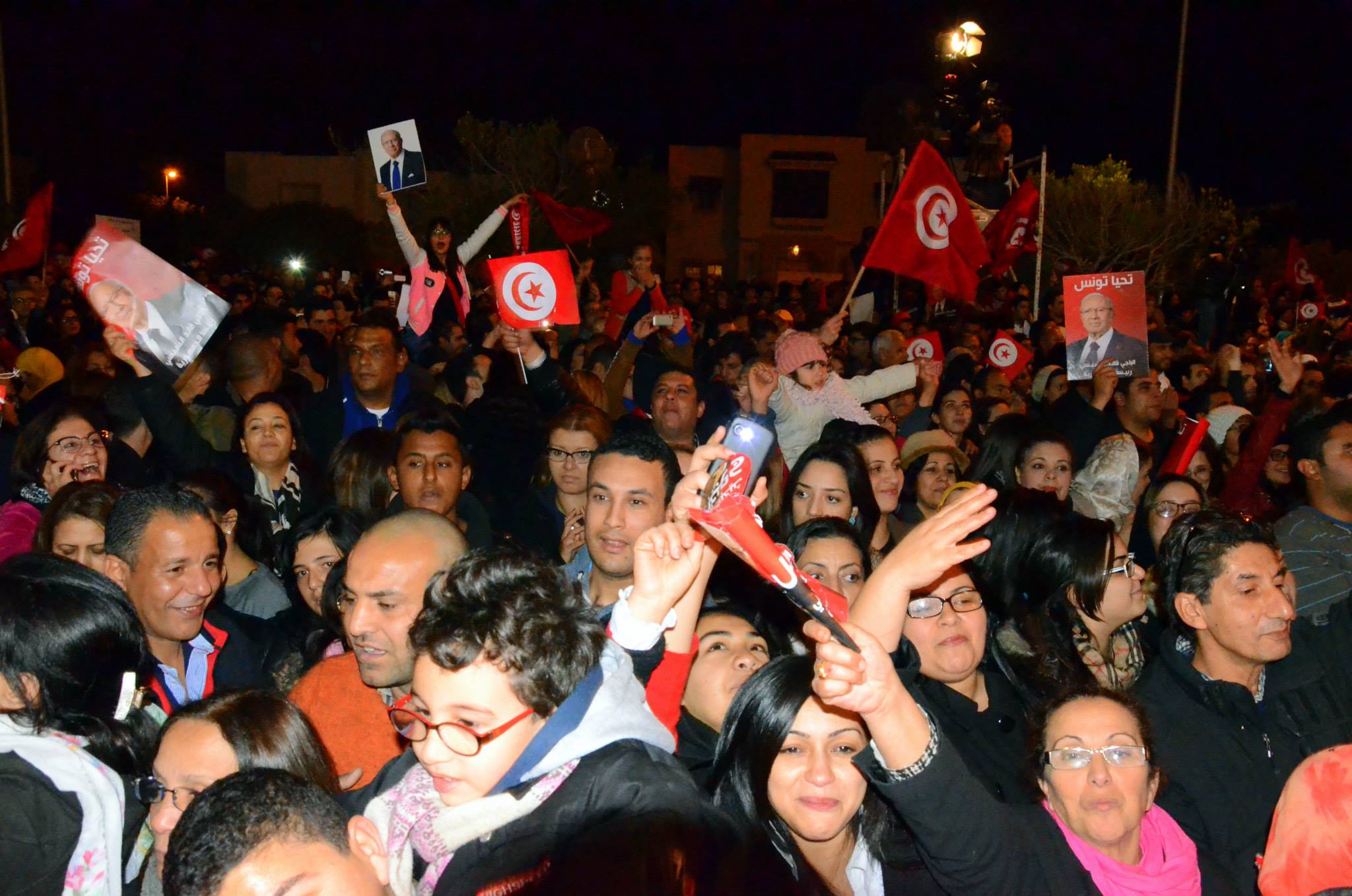 Comício Político Entusiasmado na Tunísia: Apoio a Caïd Essebsi