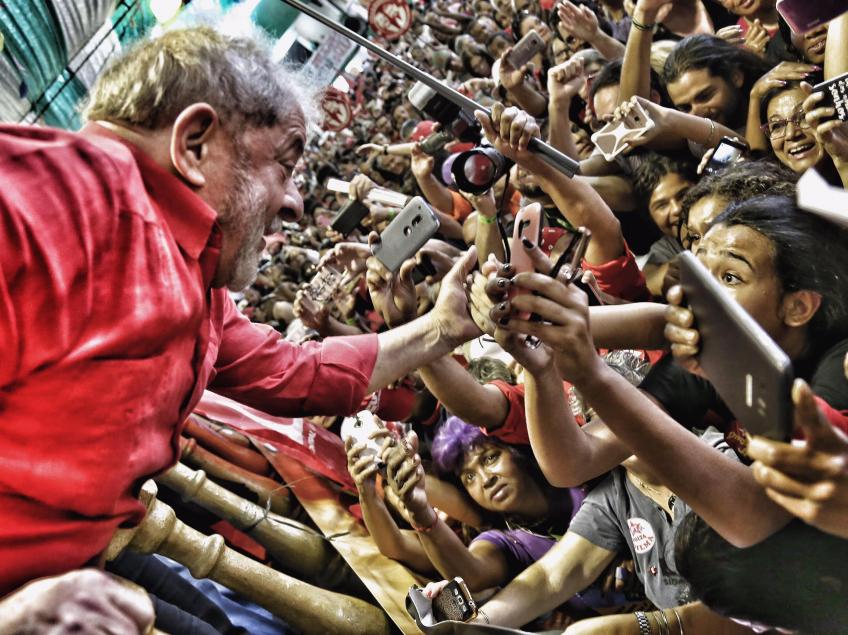 Lula cumprimenta apoiadores: a força da conexão popular