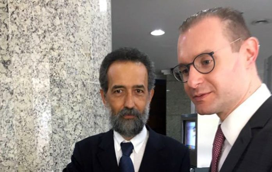 Dois Homens de Terno em Encontro Profissional