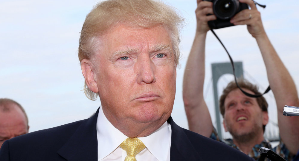 Donald Trump: Expressão séria sob o olhar da mídia