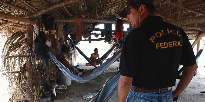 Polícia Federal em Refúgio Rústico: Operação em Comunidade.
