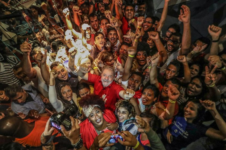 Lula Cercado por Multidão Entusiasmada em Evento Político