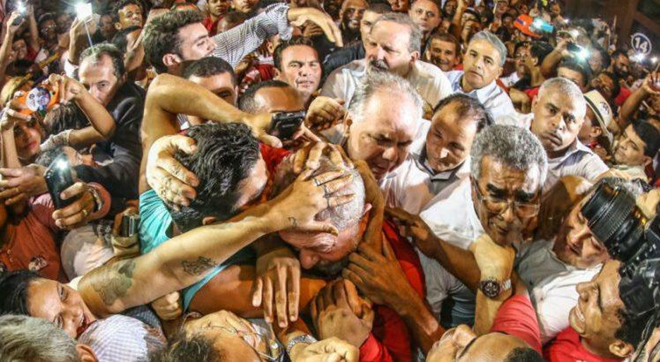 Lula: Afeto e Apoio Popular Massivo
