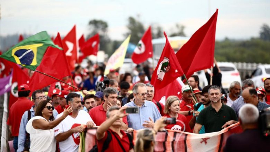 Manifestação Política no Brasil: Bandeiras Vermelhas e Unidade.
