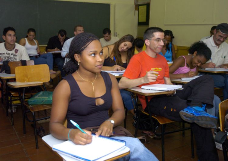 Alunos Diversos em Sala de Aula: Educação e Oportunidade