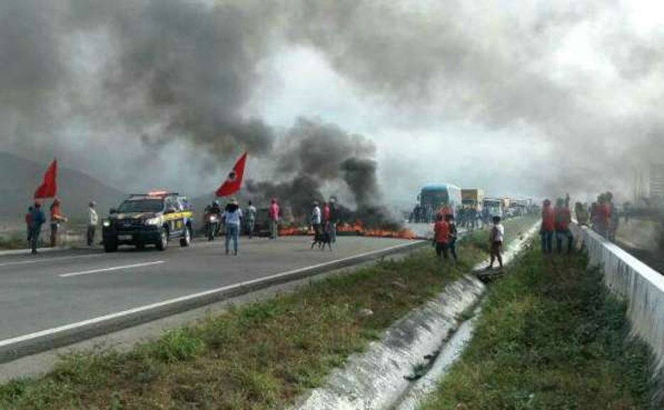 Protesto em rodovia com fogo e fumaça