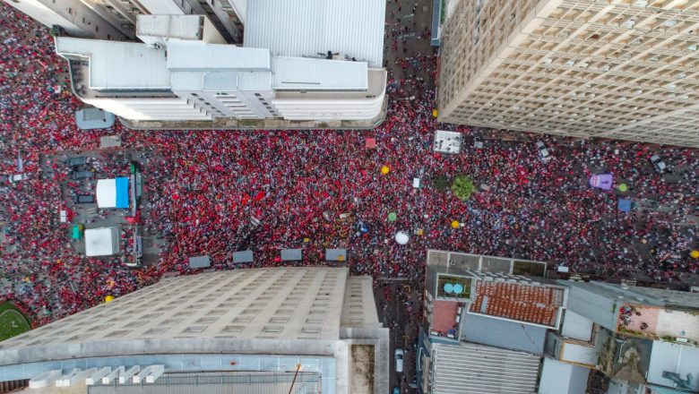 Multidão em Ato Político na Cidade: Vista Aérea
