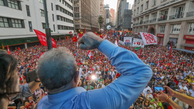 Manifestação Popular com Líder e Punho Erguido