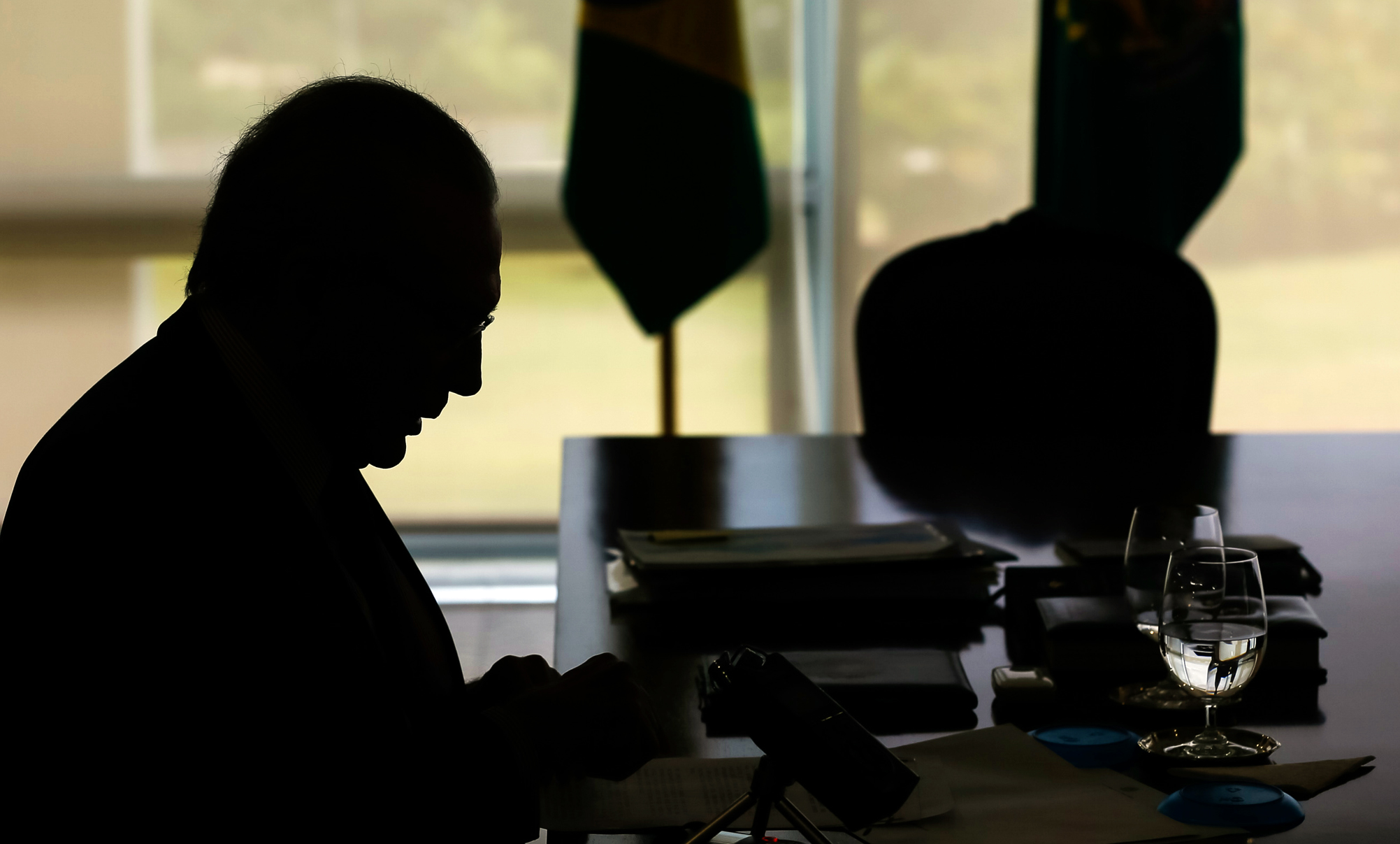 Silhuetas em Reunião: Reflexão e Diálogo Político