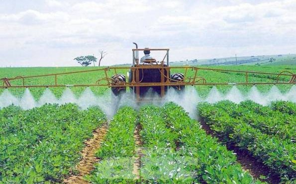 Trator Pulverizando Lavoura: Agronegócio, Tecnologia e Produção Alimentar