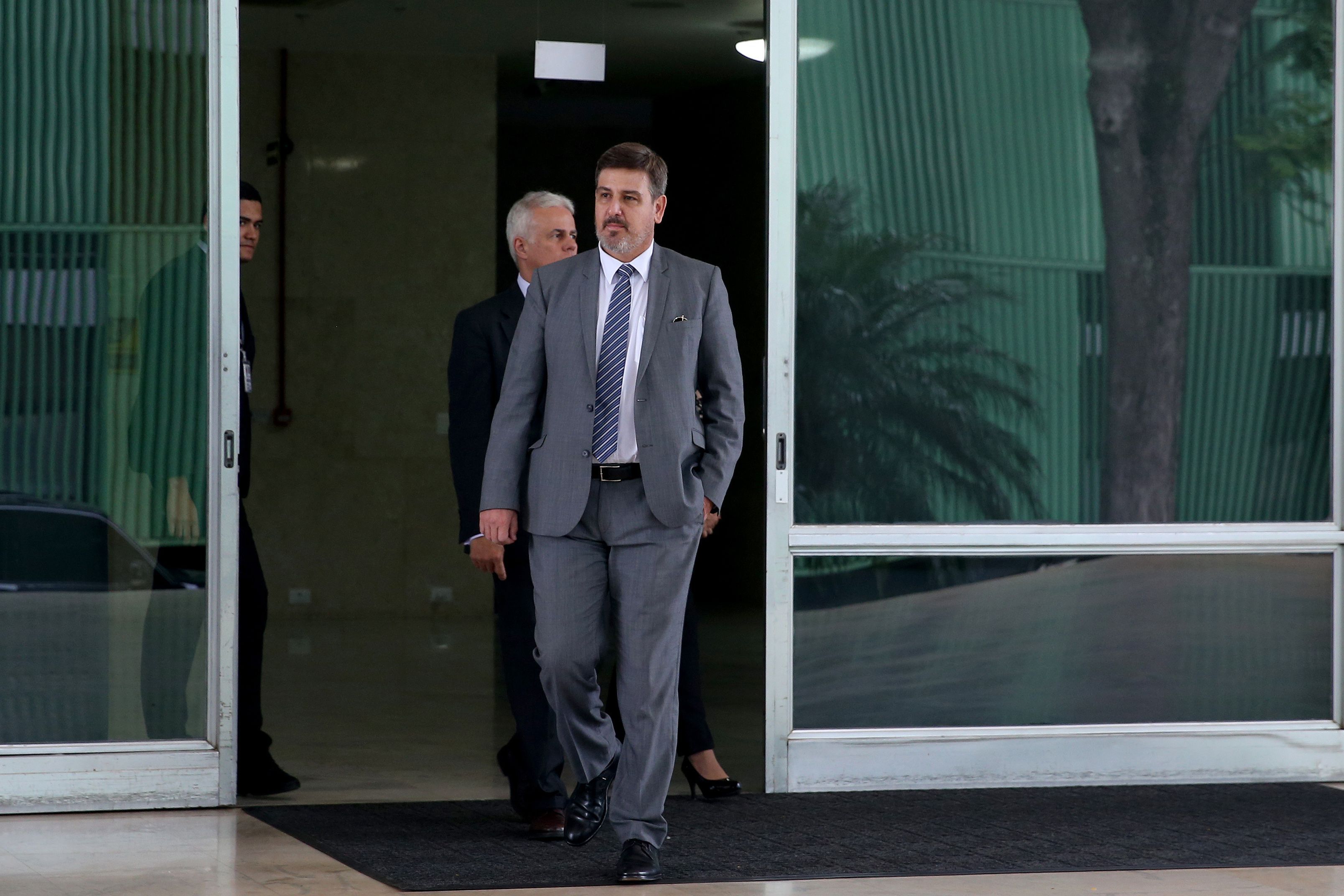 Homem de Terno Caminhando em Edifício Público